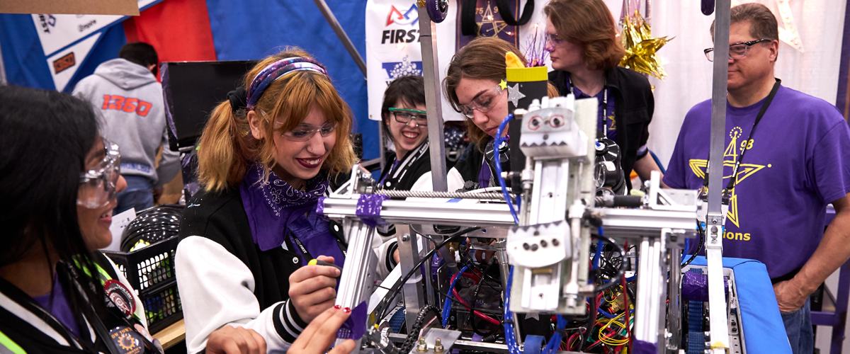 Mentor & team work on robot